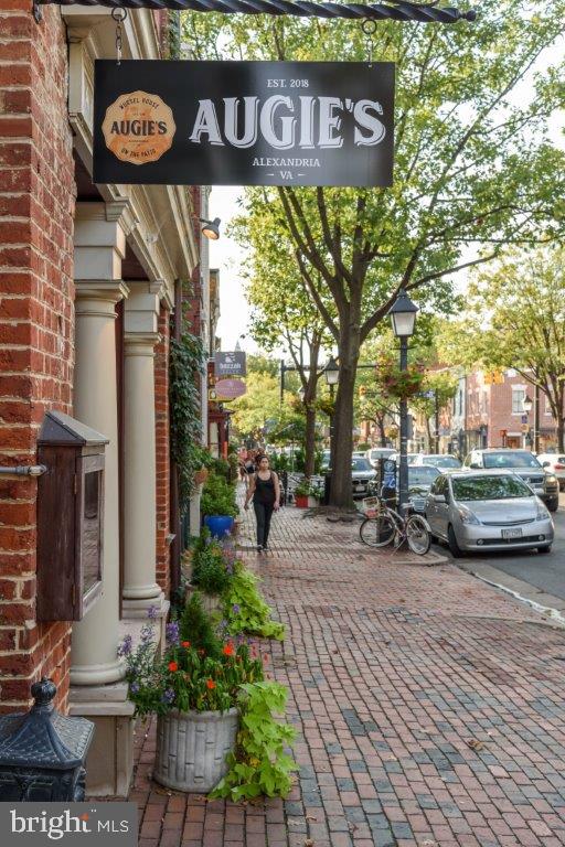 501 Russell Road Alexandria, VA 22301 - Photo 14 of 18 NEIGHBORHOOD RESTAURANTS