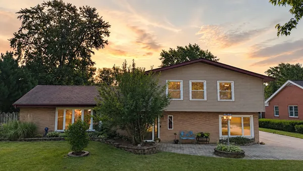 $500,000 | 8205 Oakwood Avenue, Munster, IN 46321