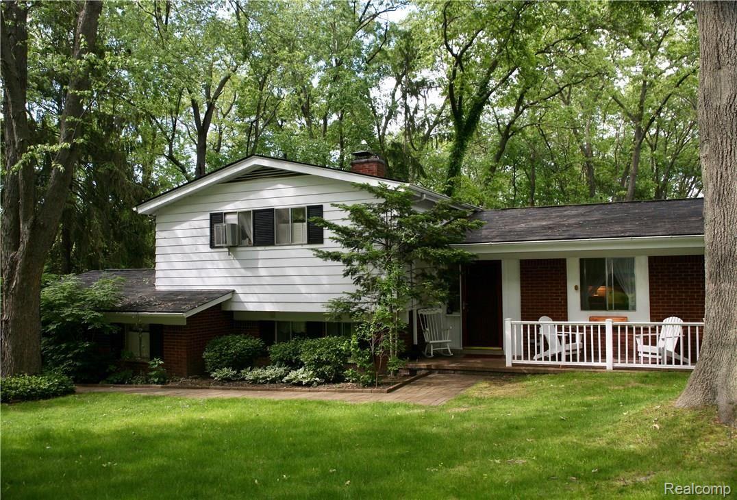 6009 Deguise Court Rochester, MI 48306 - Photo 1 of 21 Front Photo.jpg