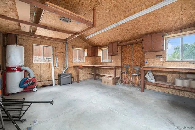 a view of livingroom with furniture