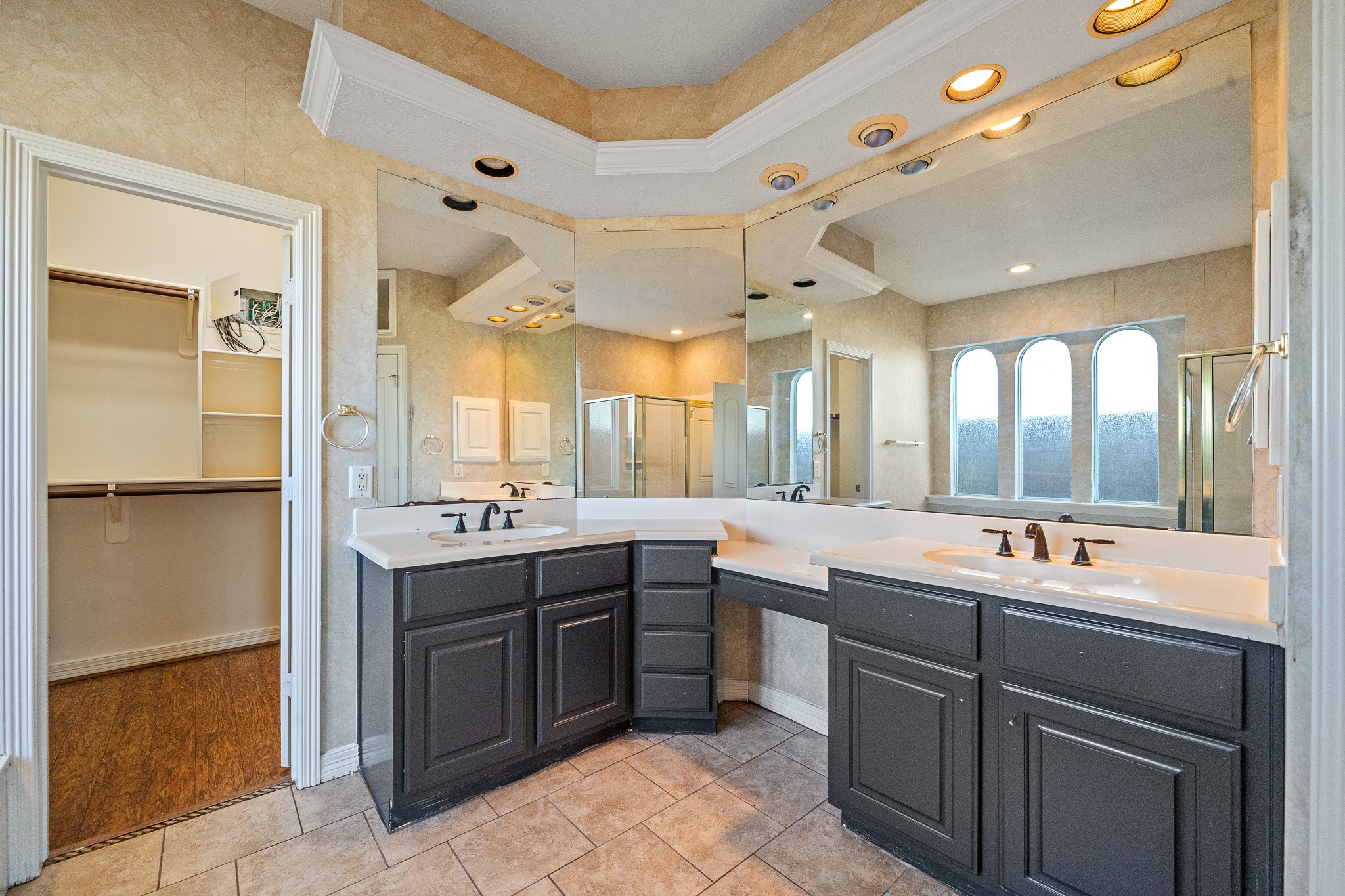 9306 Lochflora Drive Spring, TX 77379 - Photo 20 of 48 a large bathroom with a sink and mirror