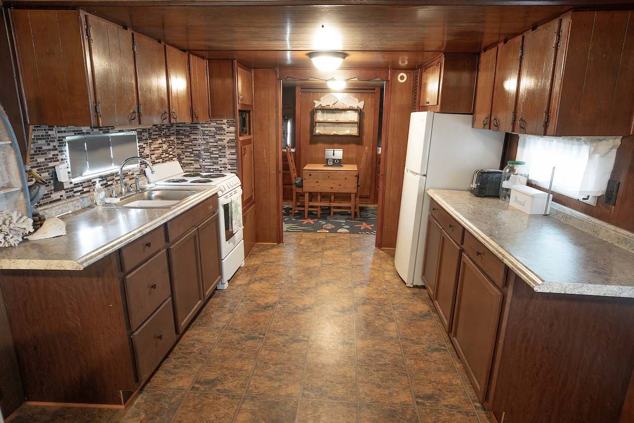 201 Neptune Sargent, TX 77414 - Photo 7 of 20