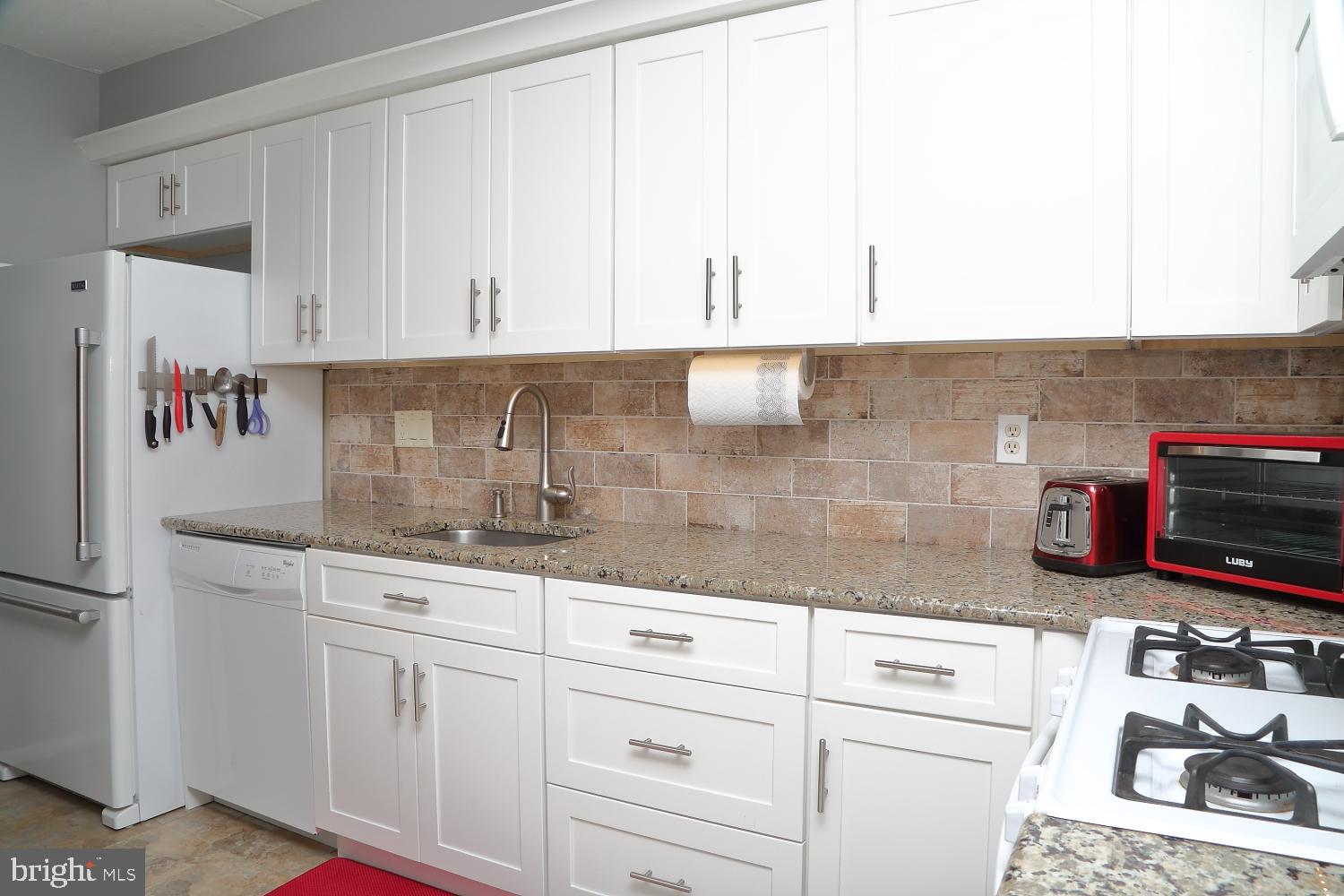 207 Valleybrook Drive Lancaster, PA 17601 - Photo 9 of 22 Soft-close cabinets and drawers
