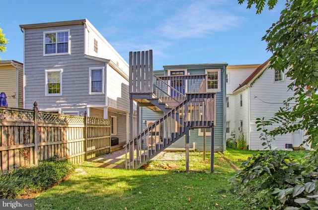 a view of an house with backyard and swimming pool