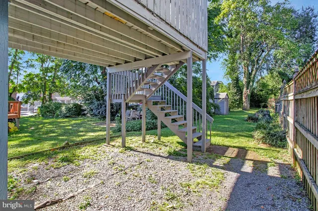 a view of a house with backyard