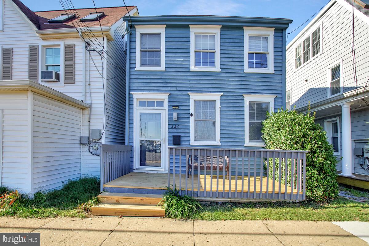 320 Chester Avenue Annapolis, MD 21403 - Photo 2 of 32 a front view of a house with a garden
