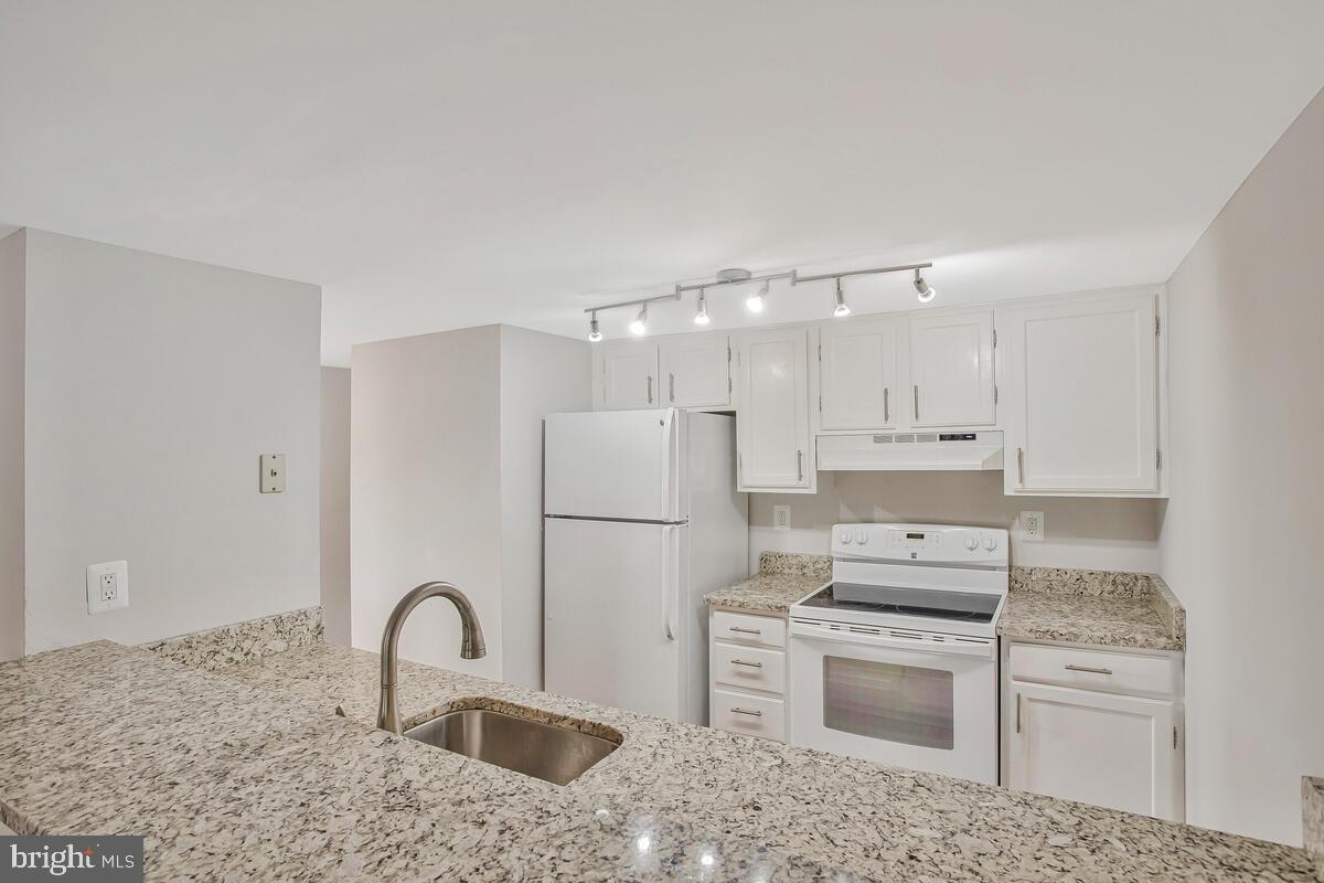 320 Chester Avenue Annapolis, MD 21403 - Photo 22 of 32 a kitchen with kitchen island a refrigerator stove and sink
