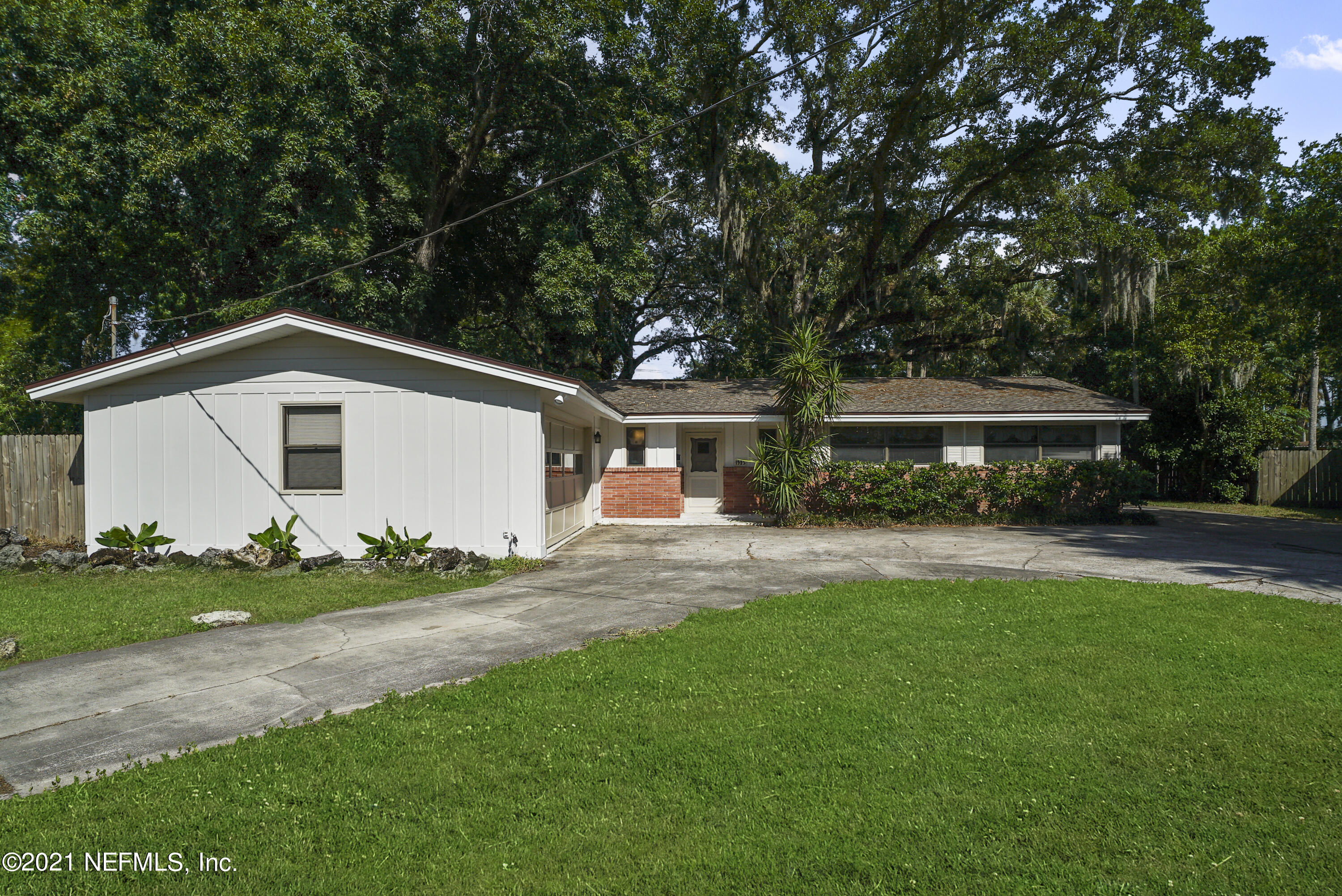 1925 Tanglewood Road Jacksonville Beach, FL 32250 - Photo 2 of 32 Huge lot with circular driveway