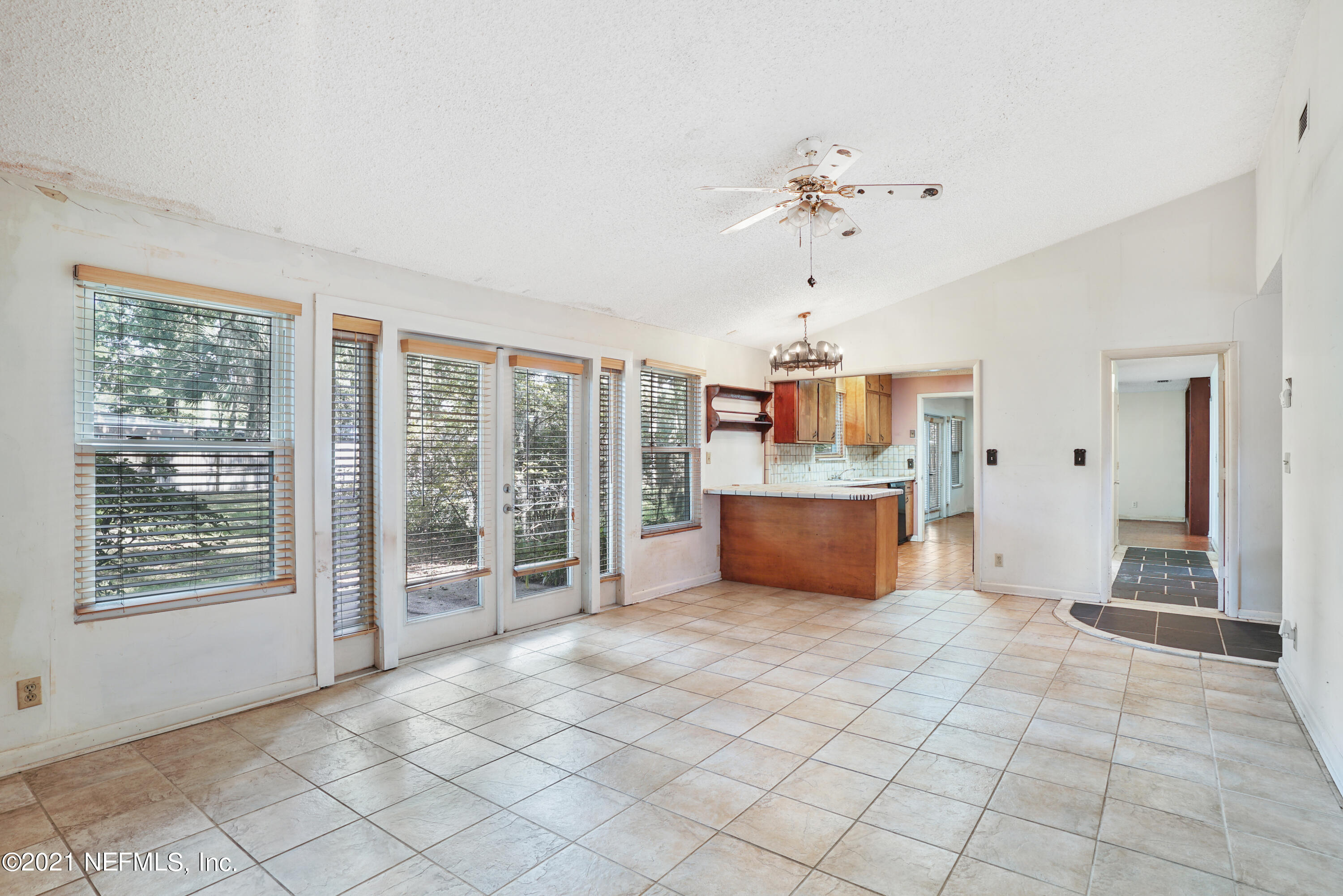 1925 Tanglewood Road Jacksonville Beach, FL 32250 - Photo 10 of 32 Vaulted Ceilings