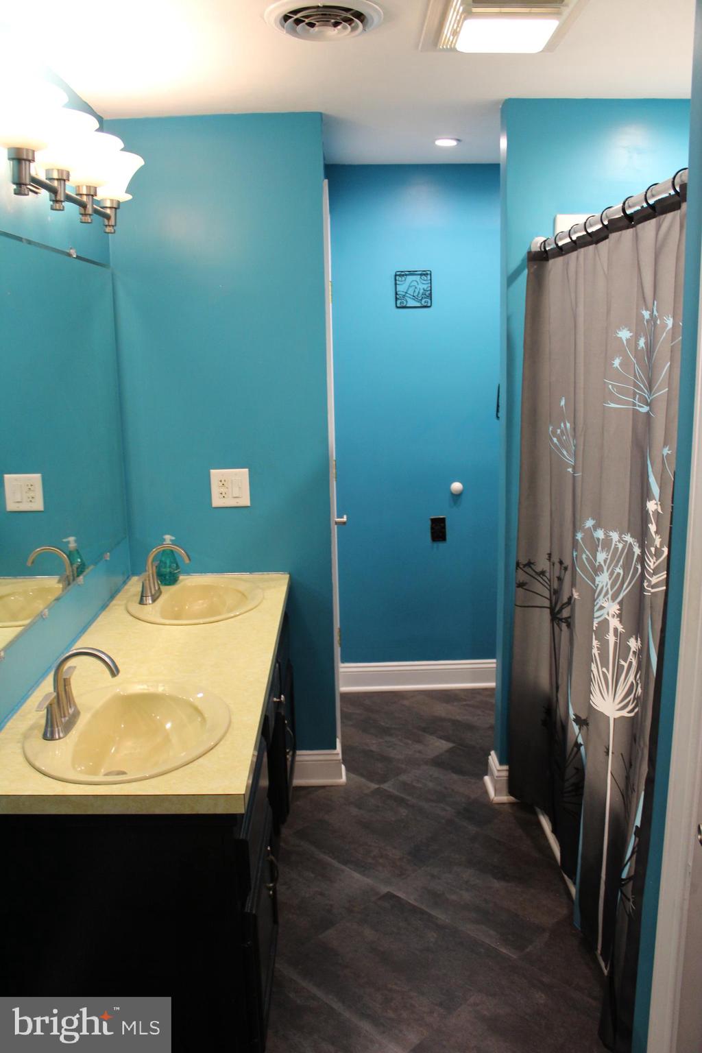121 Distillery Road Newmanstown, PA 17073 - Photo 19 of 49 Full Bath