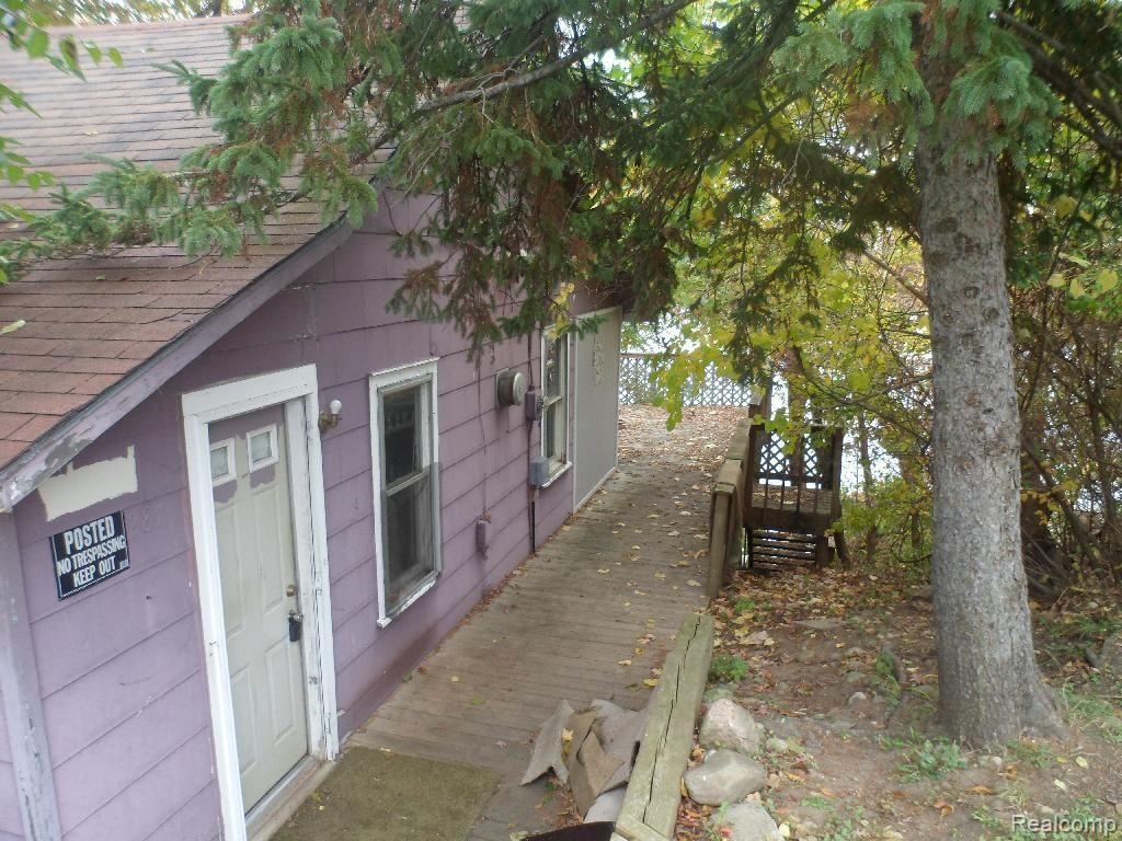 287 Ora Road Oxford, MI 48371 - Photo 2 of 20 Side view of Wrap around Deck.jpg