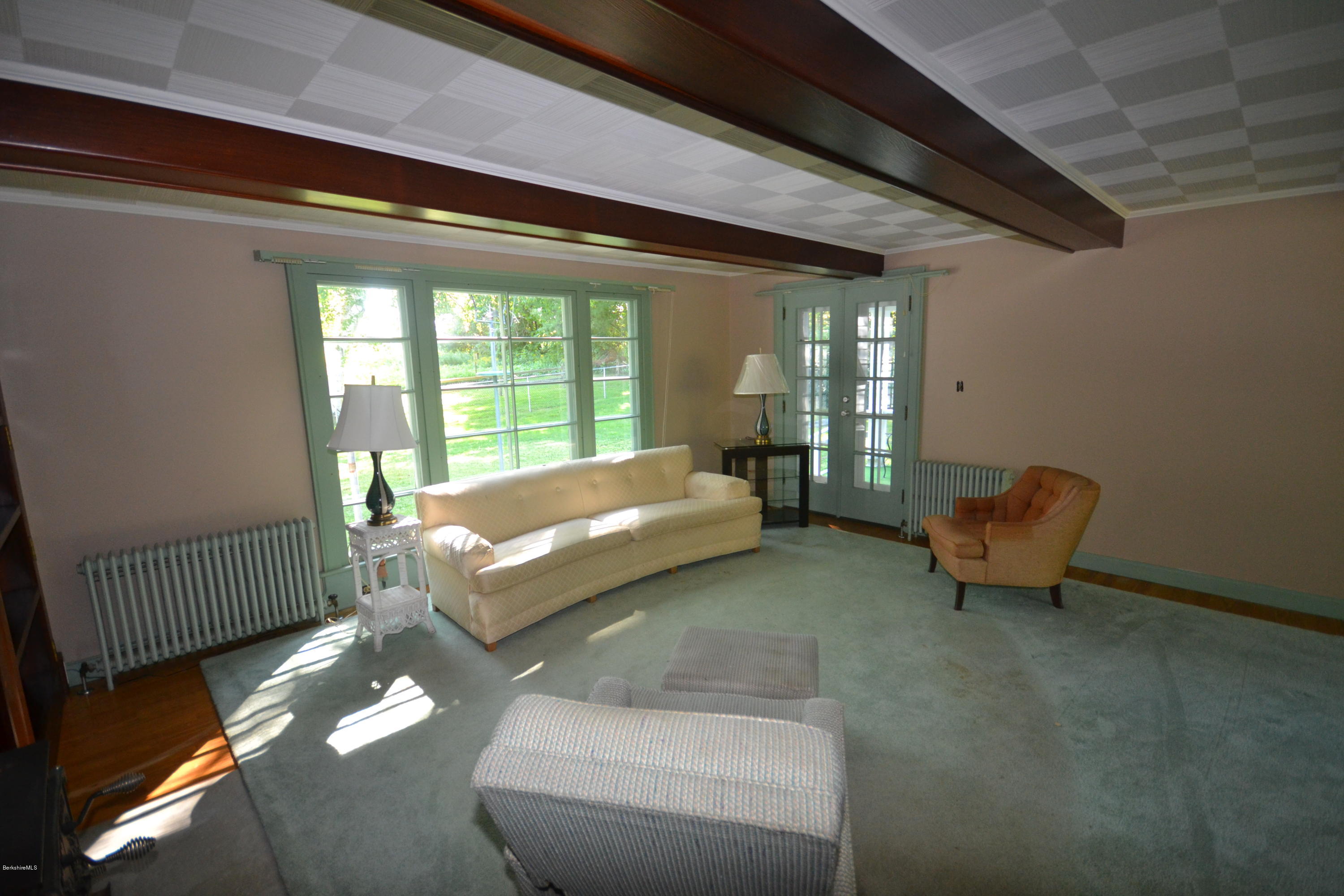 169 East New Lenox Road Pittsfield, MA 01201 - Photo 14 of 37 Living Room