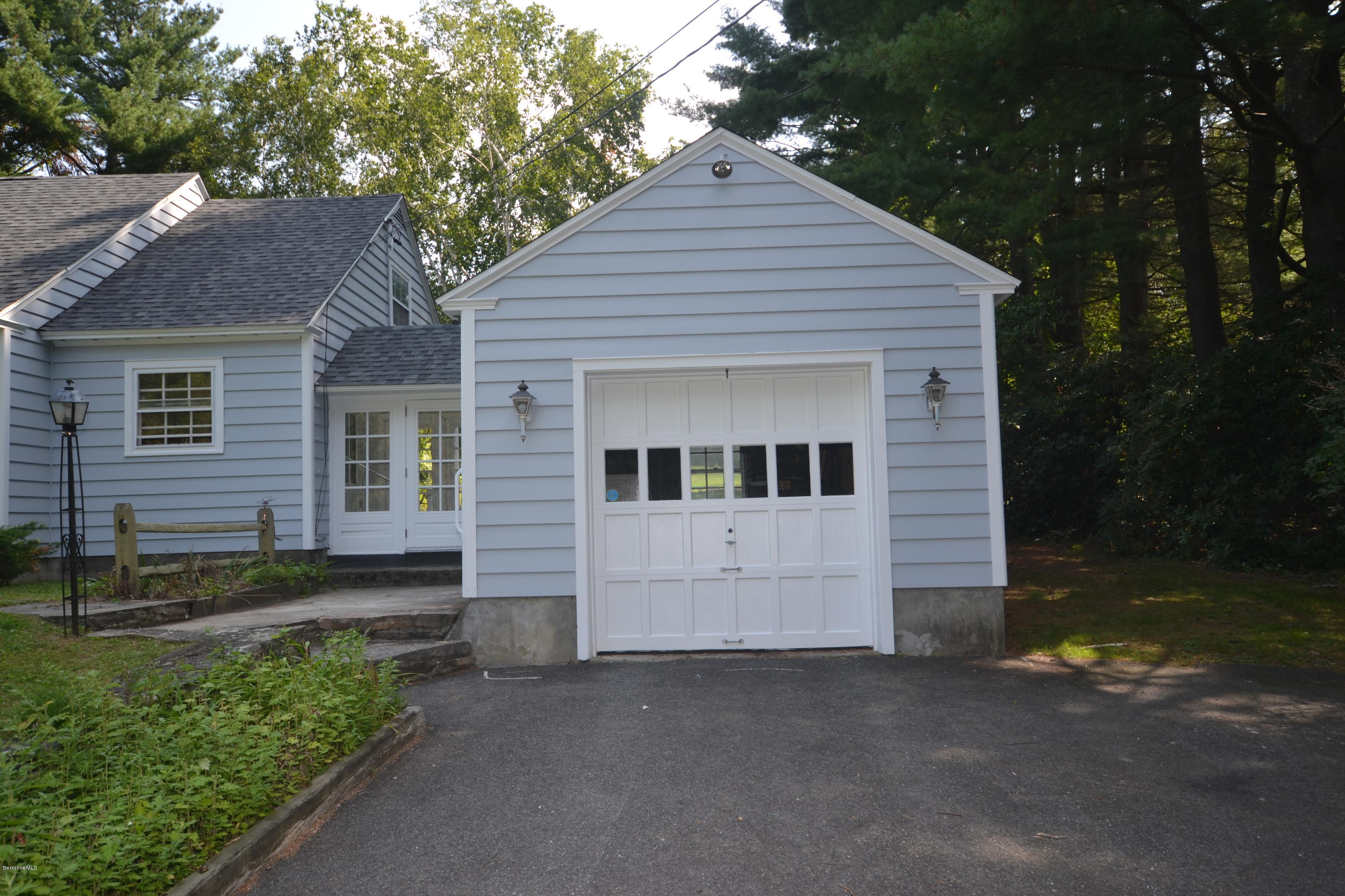 169 East New Lenox Road Pittsfield, MA 01201 - Photo 4 of 37 Garage