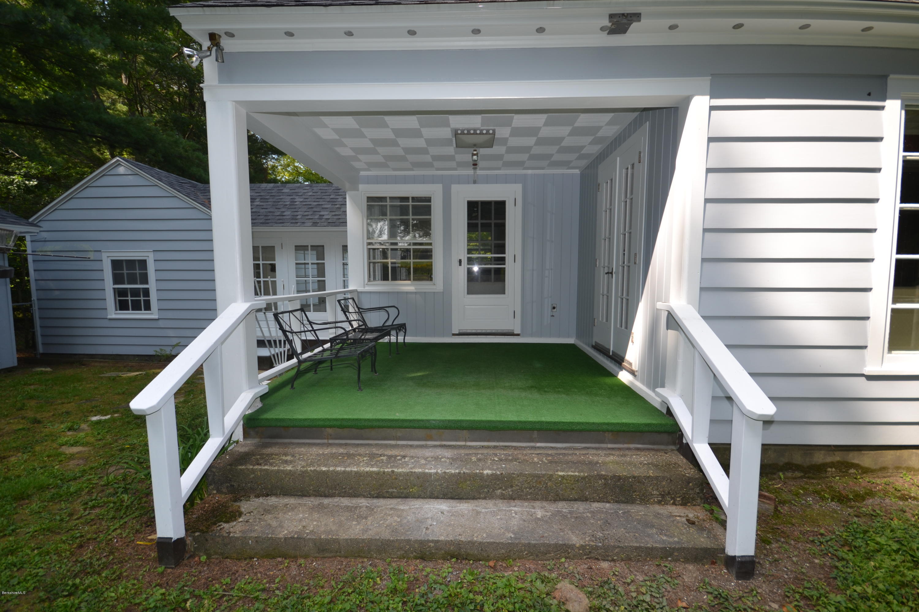 169 East New Lenox Road Pittsfield, MA 01201 - Photo 33 of 37 Exterior