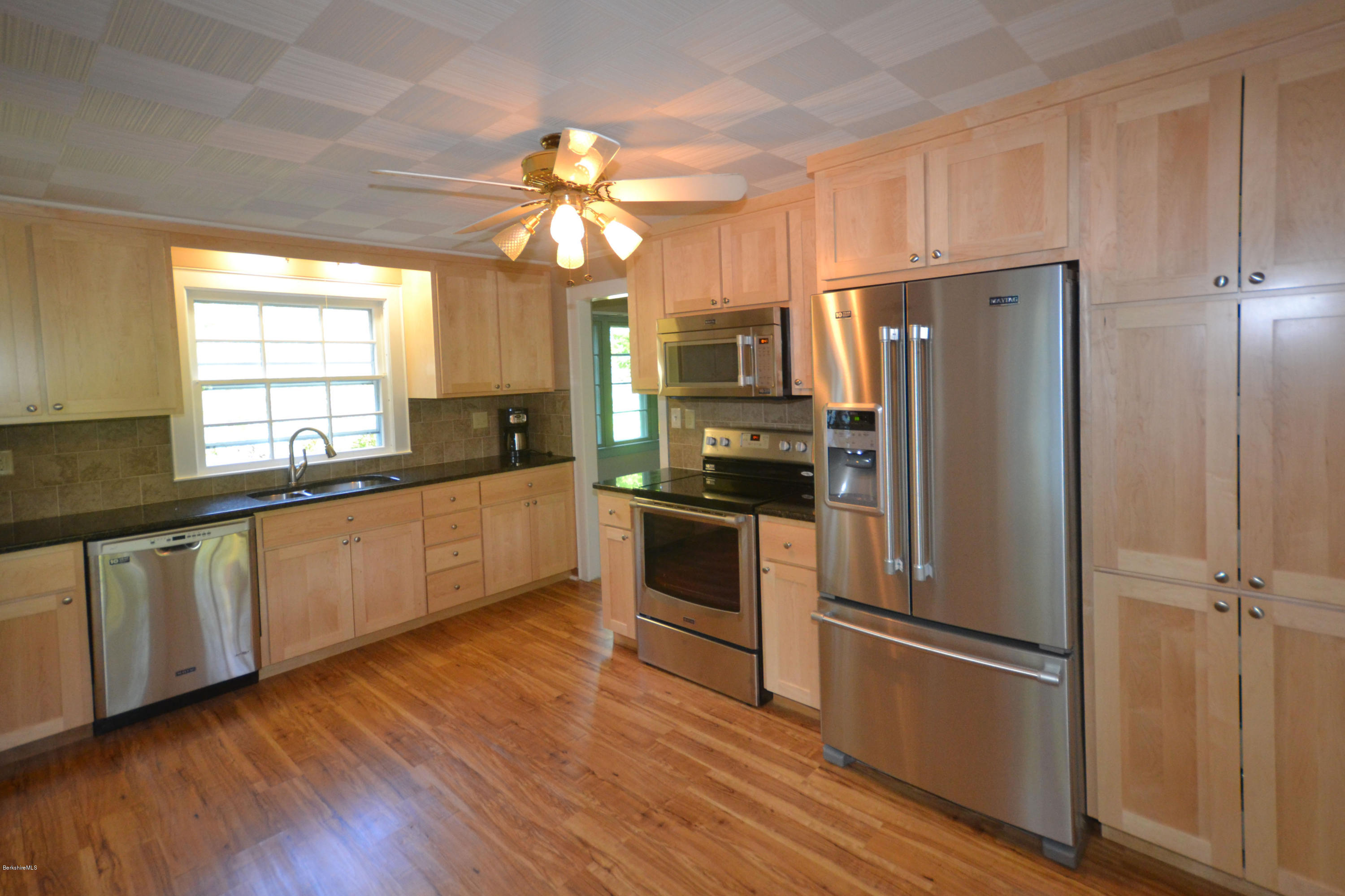 169 East New Lenox Road Pittsfield, MA 01201 - Photo 6 of 37 Kitchen