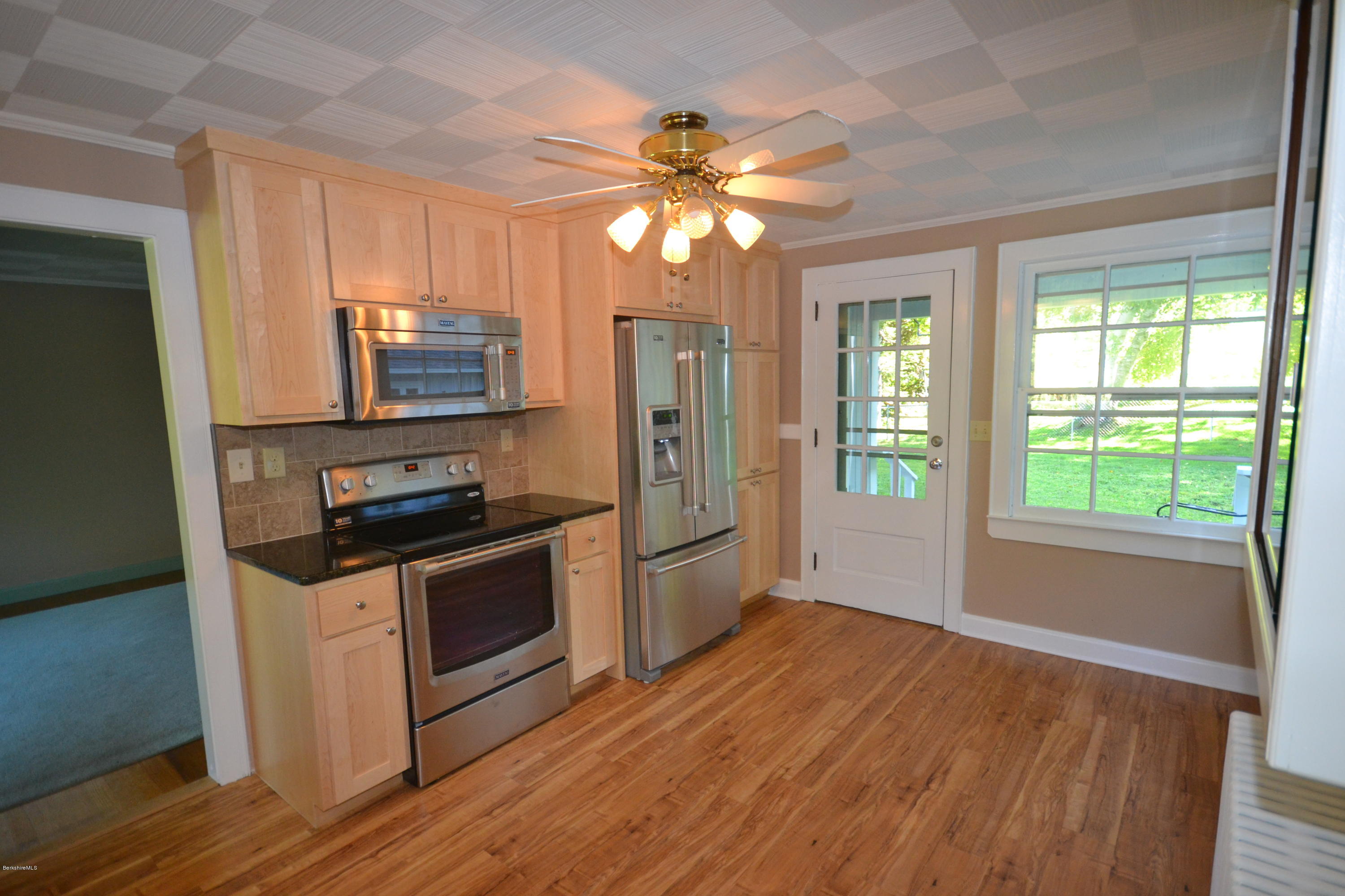 169 East New Lenox Road Pittsfield, MA 01201 - Photo 9 of 37 Kitchen
