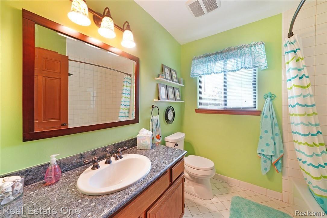 1359 Springwood Lane Rochester, MI 48309 - Photo 29 of 48 28.jpg