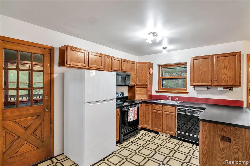 10419 Maple Road Hartland, MI 48353 - Photo 14 of 37