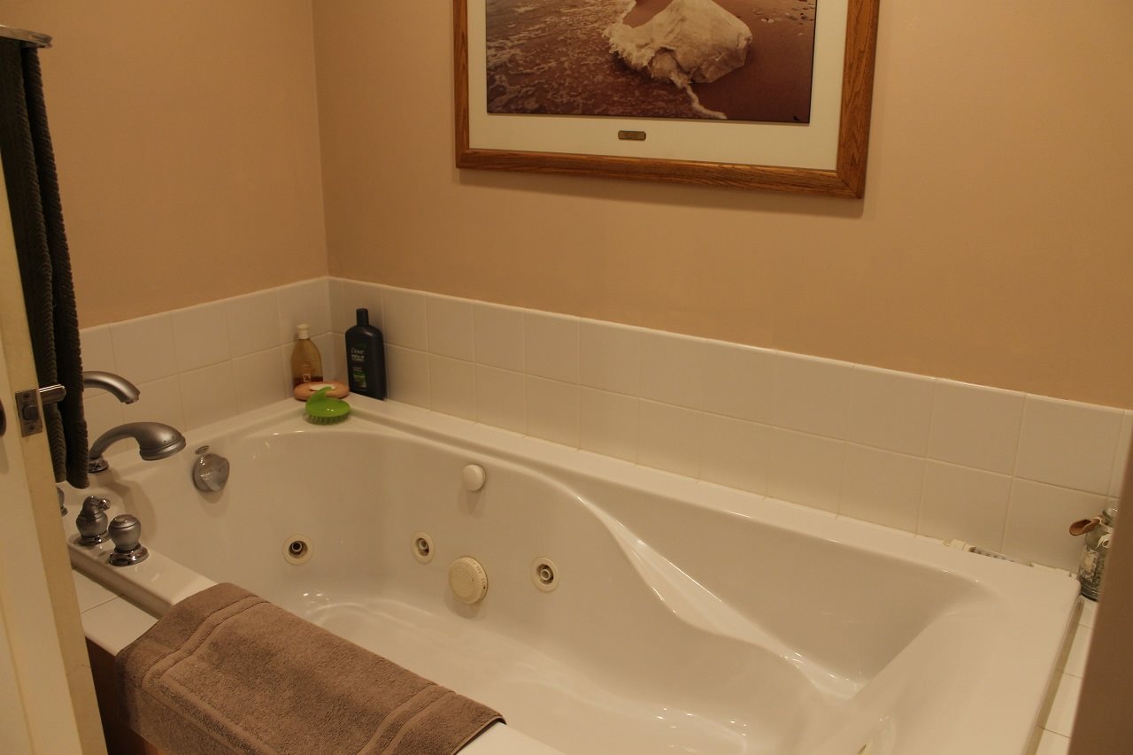 8024 South Lakeview Road Traverse City, MI 49684 - Photo 40 of 61 1812237-39.JPG