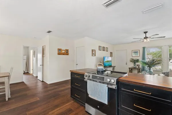 $409,000 | 816 Queen Palm Lane, Sarasota, FL 34243
