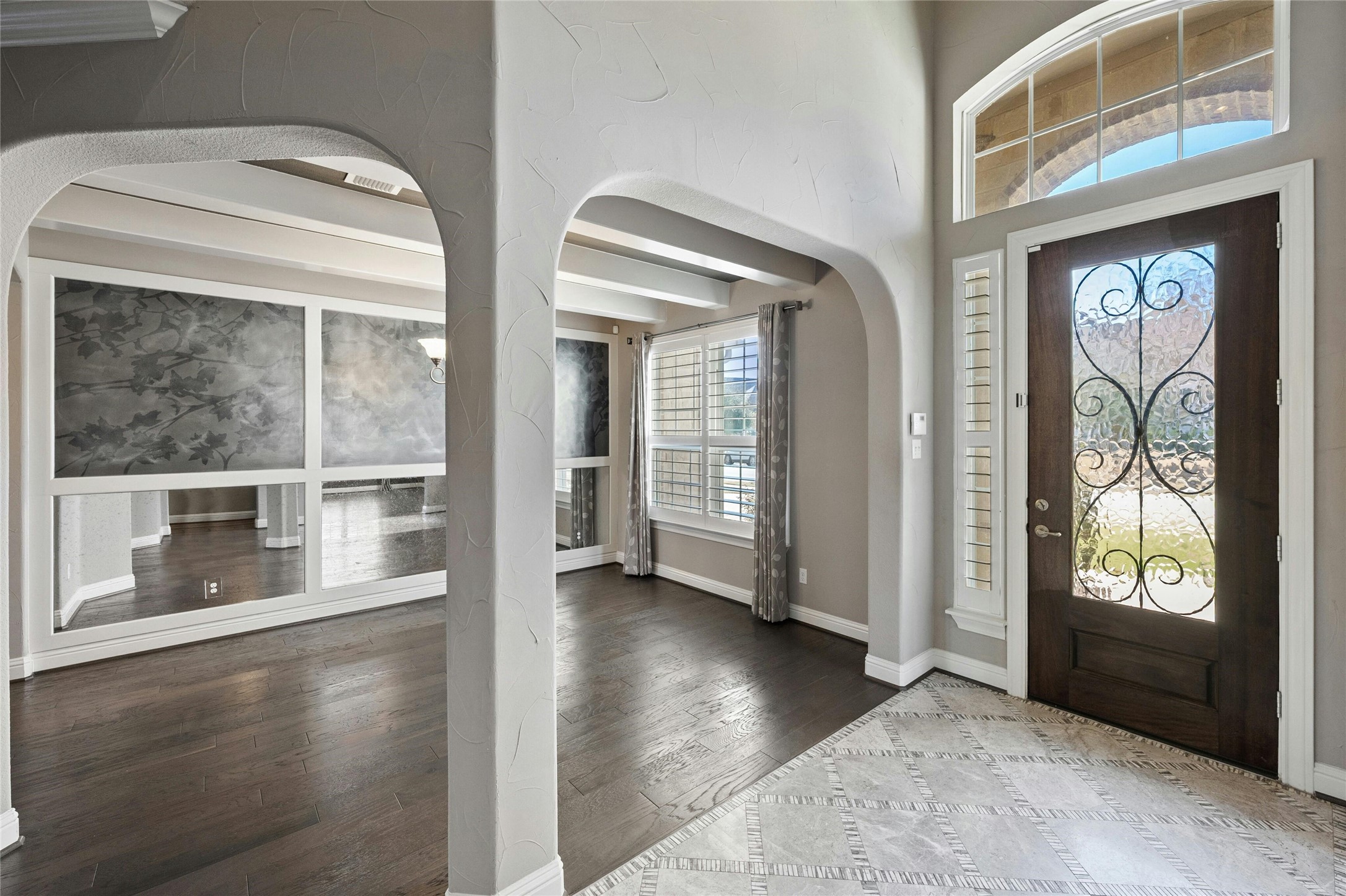 8501 High Summit Lane Austin, TX 78737 - Photo 11 of 38 an entryway with a livingroom