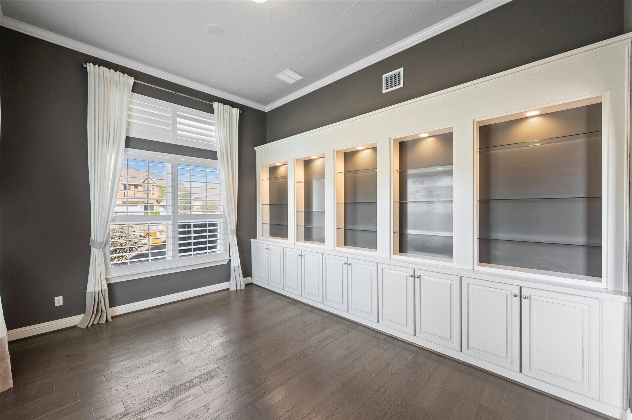 8501 High Summit Lane Austin, TX 78737 - Photo 20 of 38 a view of an empty room with a window