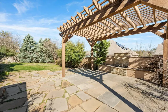 a view of a backyard