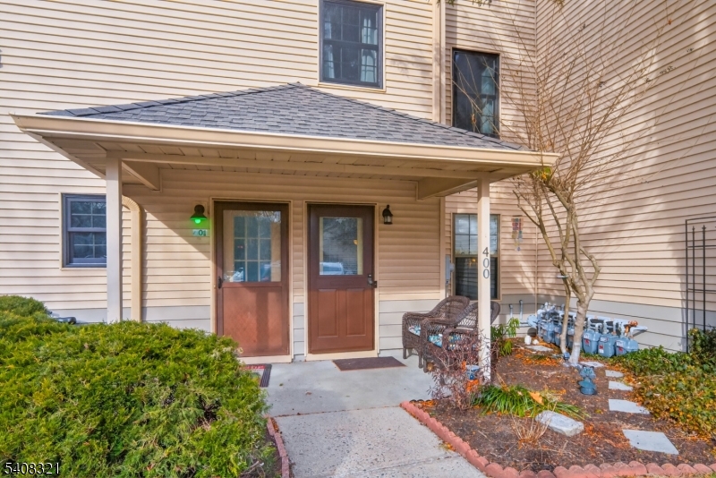 400 Daisy Court Jackson, NJ 08527 - Photo 2 of 29 a front view of a house with garden