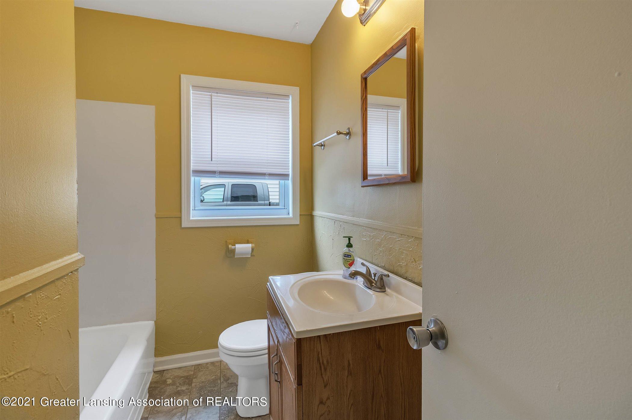1712 West Miller Road Lansing, MI 48911 - Photo 17 of 26 17-1712 W Miller Rd-WindowStill-Real-Est