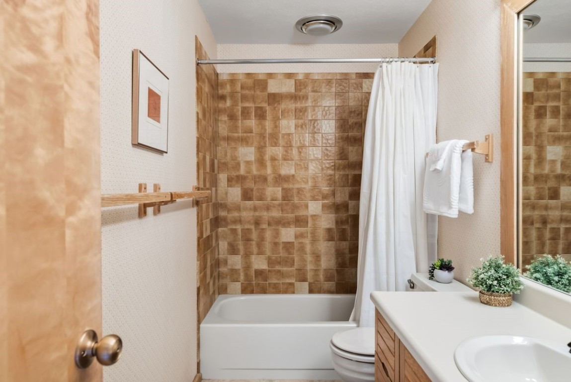 91300 Ryan Gulch Road, Unit 91311 Silverthorne, CO 80498 - Photo 19 of 28 a bathroom with a sink toilet and shower