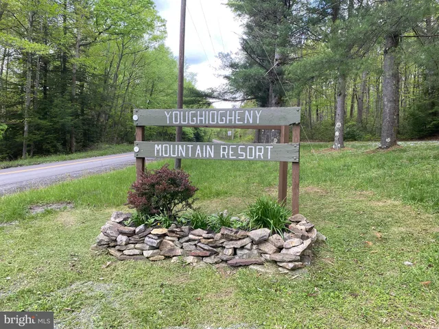 a sign that is sitting in the grass