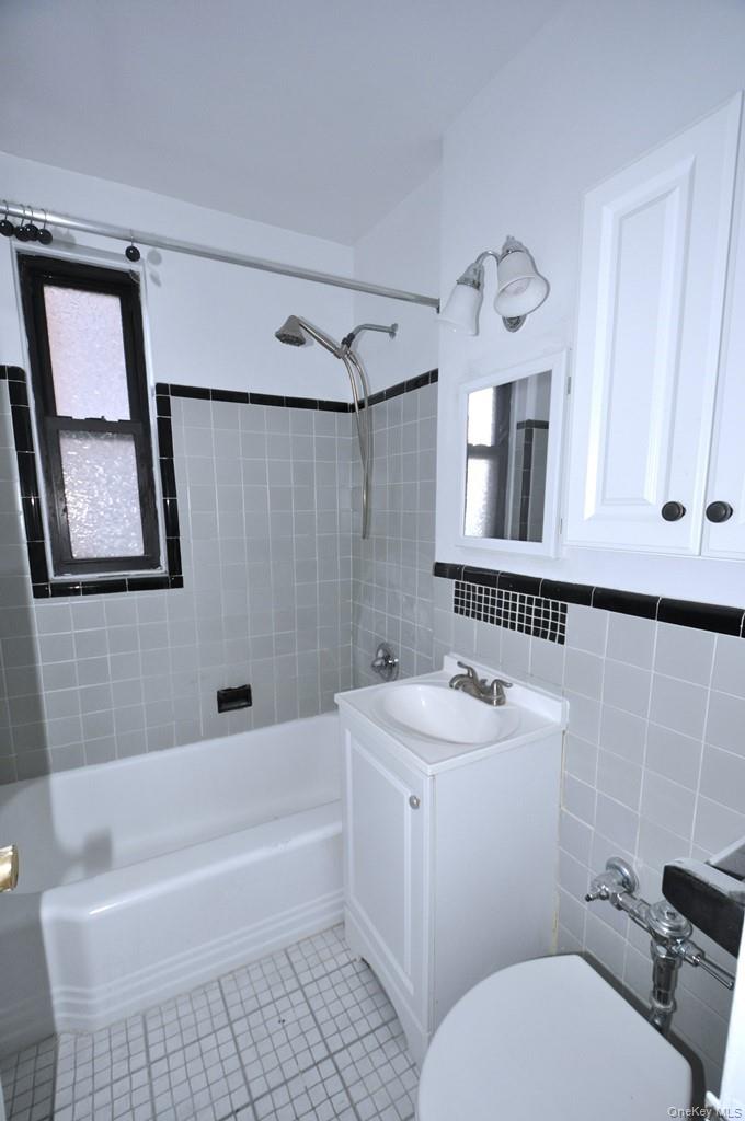 142 Garth Road, Unit 2N Scarsdale, NY 10583 - Photo 18 of 32 Bathroom