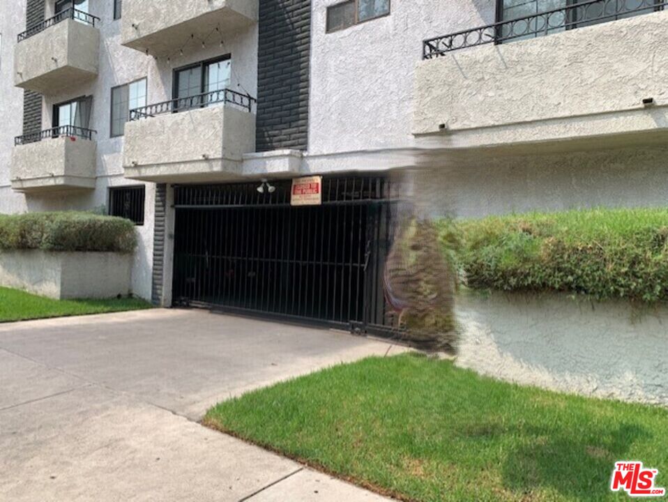 4353 Coldwater Canyon Avenue, Unit 305 Studio City, CA 91604 - Photo 3 of 27 a backyard of a house with lots of green space and plants