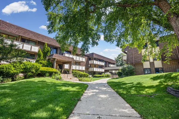 $149,000 | 435 Cavalier Court, Unit 105C, Dundee, IL 60118