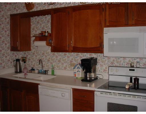 3 Hampton Drive Winfield, WV 25213 - Photo 4 of 8 Kitchen.