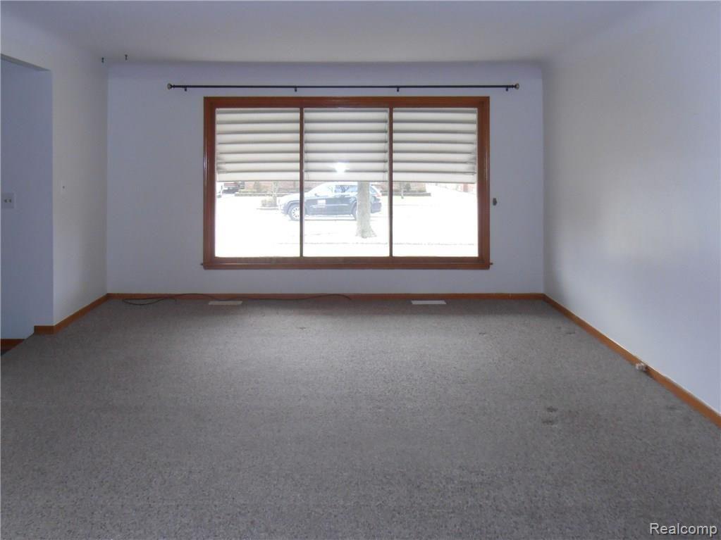27690 Jean Road Warren, MI 48093 - Photo 9 of 36 Living room - ready for your move in!