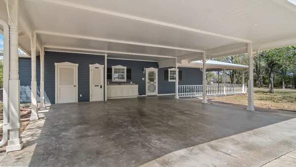 $695,000 | 2205 South US Highway 77, Giddings, TX 78942