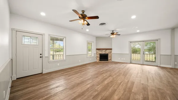 $695,000 | 2205 South US Highway 77, Giddings, TX 78942