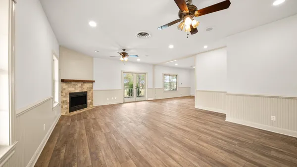 $695,000 | 2205 South US Highway 77, Giddings, TX 78942