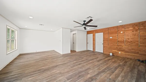 $695,000 | 2205 South US Highway 77, Giddings, TX 78942