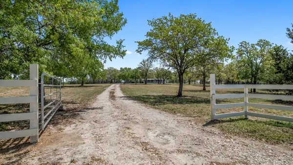 $695,000 | 2205 South US Highway 77, Giddings, TX 78942