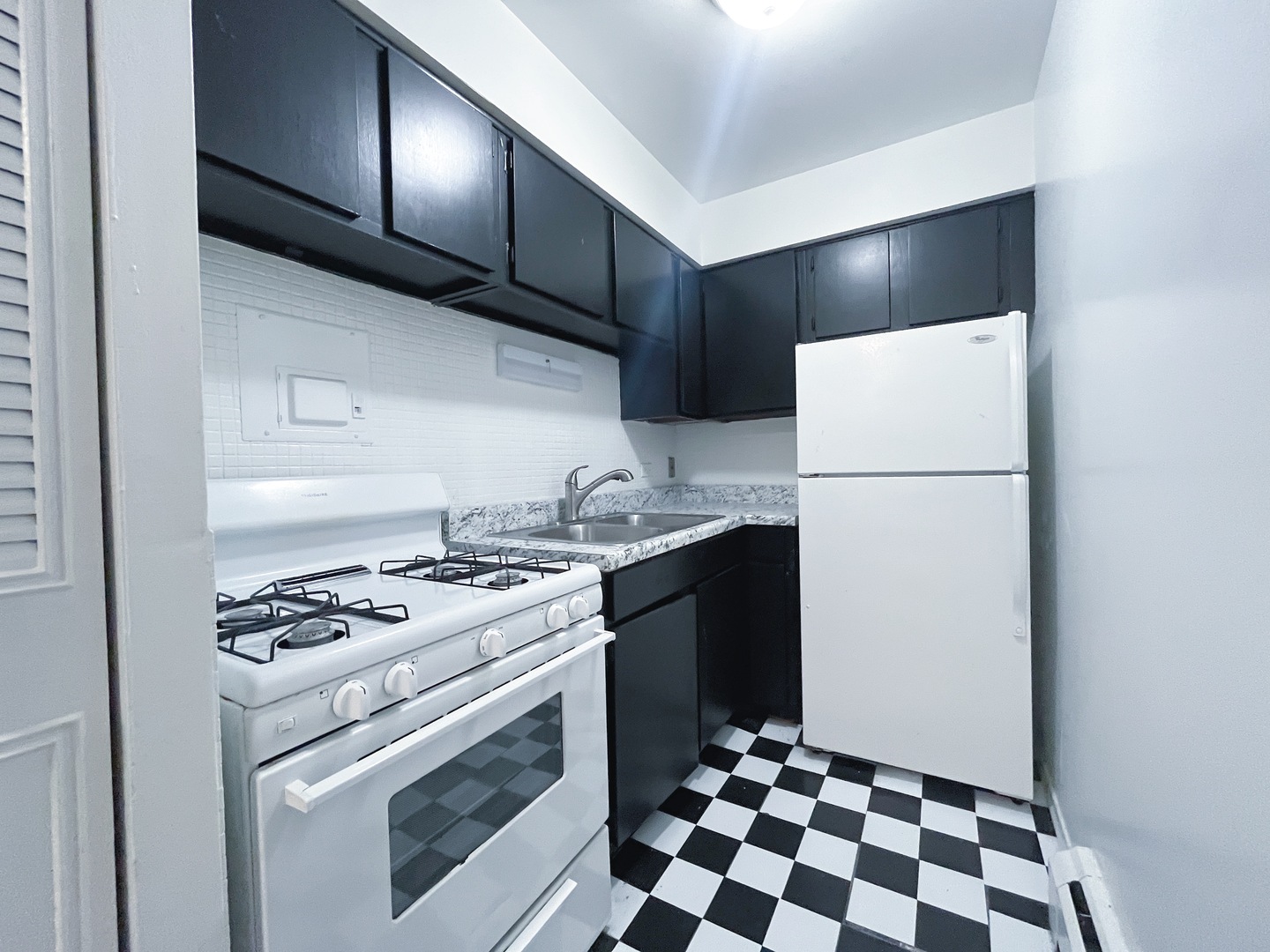 736 West Buena Avenue, Unit 307 Chicago, IL 60613 - Photo 6 of 9 a kitchen with a refrigerator and a stove
