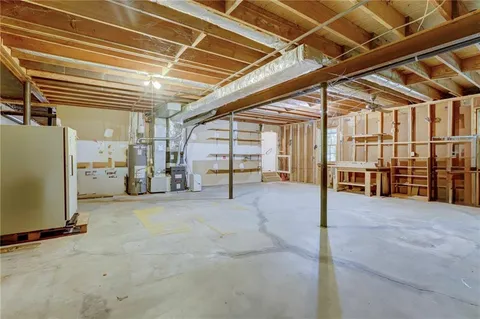 a view of a house with backyard