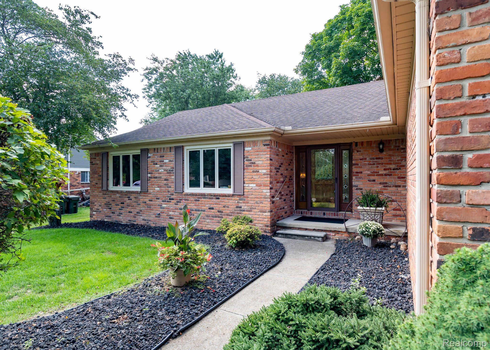 1415 Royal Crescent Street Rochester, MI 48306 - Photo 2 of 28 All brick