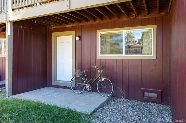 a view of entryway with a yard