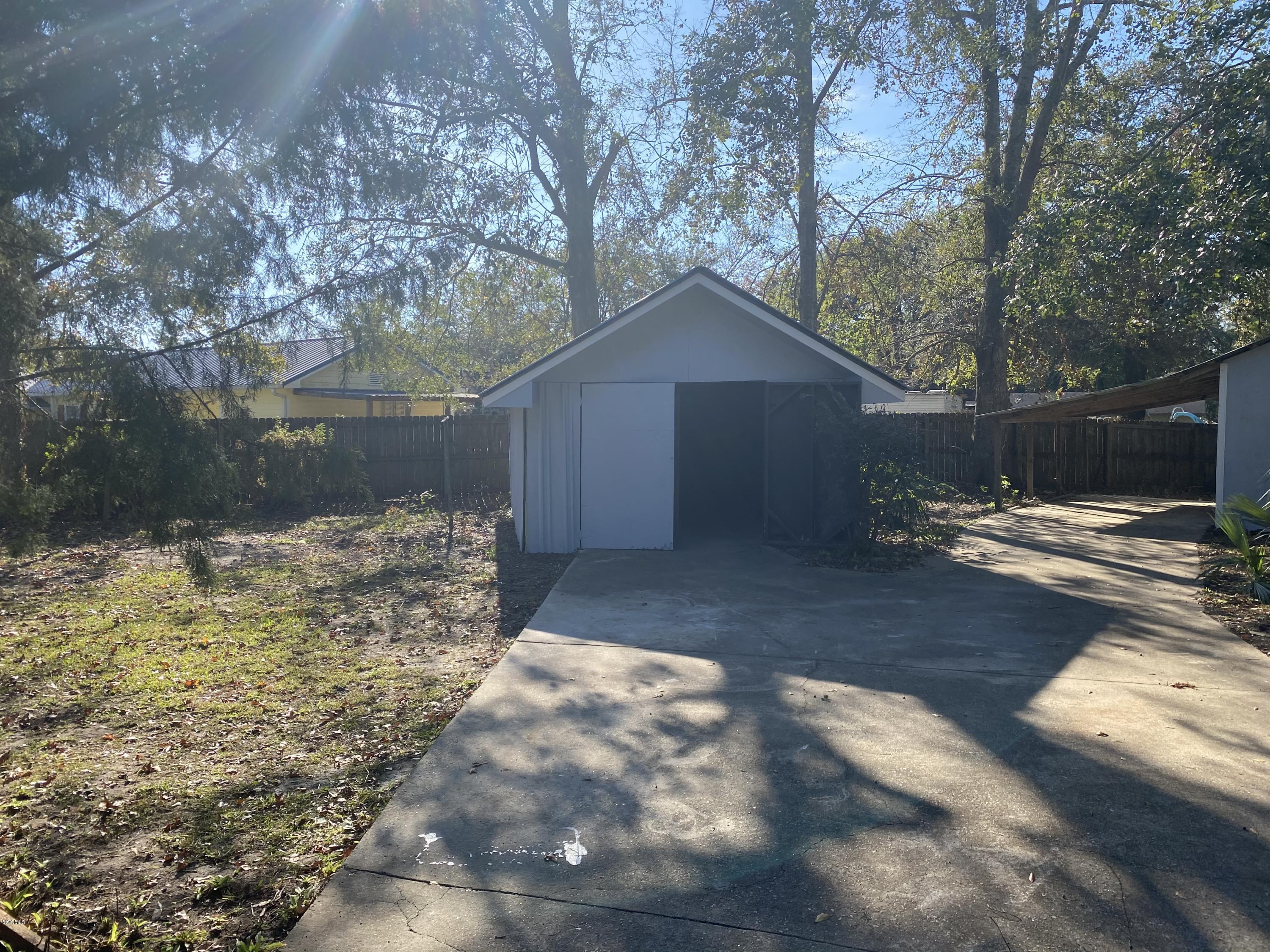 2918 Bellview Avenue Moss Point, MS 39563 - Photo 4 of 21 E75ECC1F-8E7F-4814-8212-716B9E8A8918