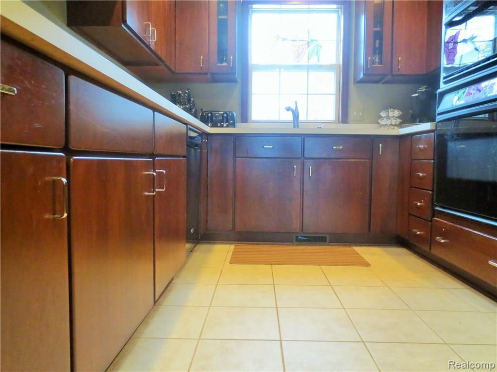 7960 Perry Lake Road Clarkston, MI 48348 - Photo 16 of 60 GREAT ROOM