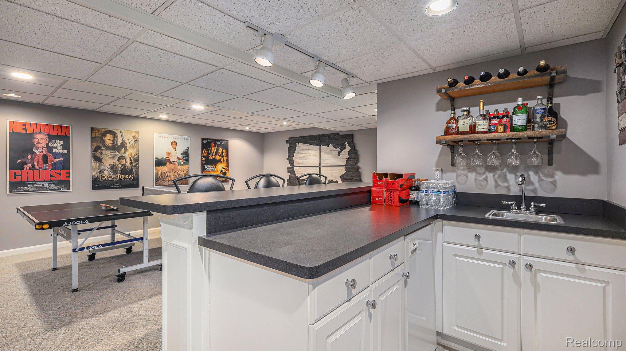 3248 Fulham Drive Rochester, MI 48309 - Photo 31 of 40 Lower level wet bar.
