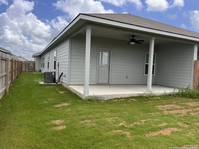 $1,325 | 616 Grayson Lane, Seguin, TX 78155