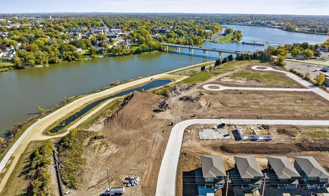 $950,000 | 800 East Papermill Run, Unit 101/2, Kimberly, WI 54136